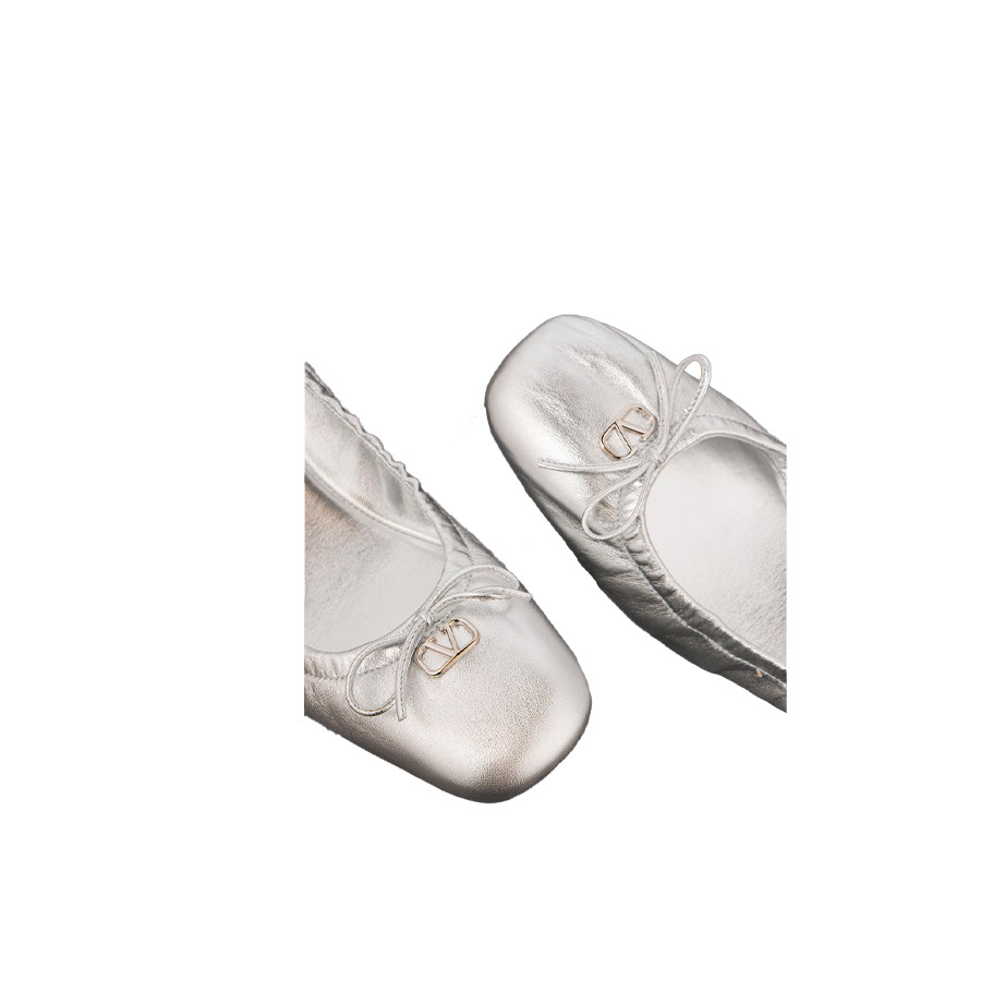 Visuel 2 : Collection Valentino Garavani Bordeaux | Ballerine Vlogo argent| Boutique de chaussures de Luxe Parenthese
