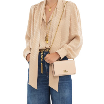 Visuel 3 : Collection Chloé Bordeaux | Wallet on chain Iconic rose pale  | Boutique d'accessoires de Luxe Parenthese Bordeaux