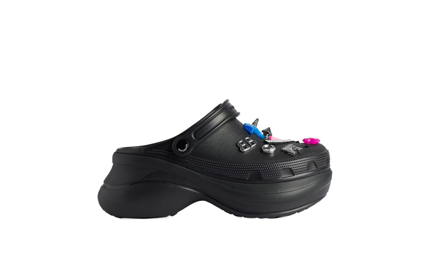 Visuel 1 : Collection Balenciaga Bordeaux | Chaussures Crocs mule en cuir noir et charms Jibbitz| Boutique de luxe Bordeaux