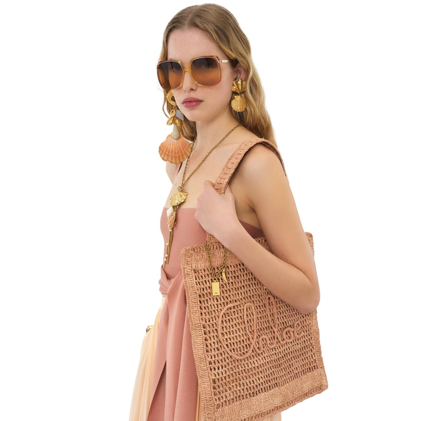 Visuel 2 : Collection Chloé Bordeaux | Cabas Summer Banana en raphia beige rosé | Boutique de sacs de Luxe Parenthese Bordeaux