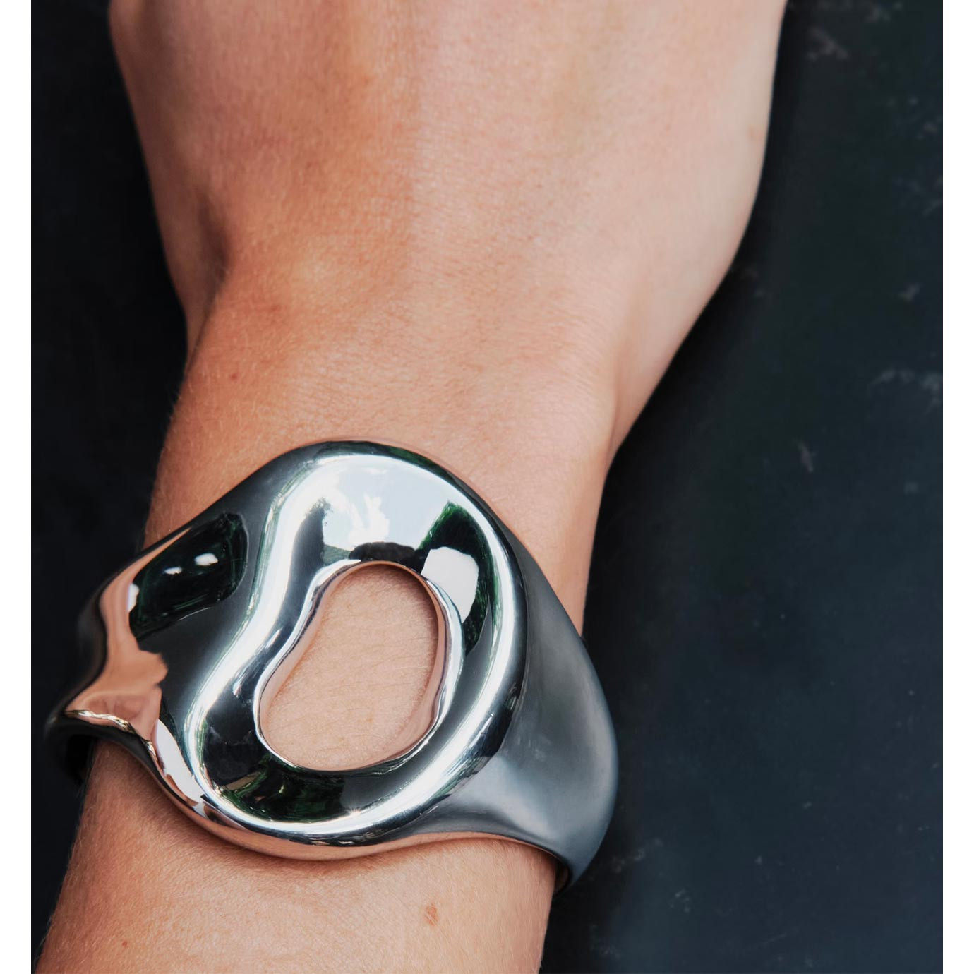 Visuel 2 : Collection Charlotte Chesnais Bordeaux | Manchette Shima en argent| Bijoux de Luxe Parenthese Bordeaux
