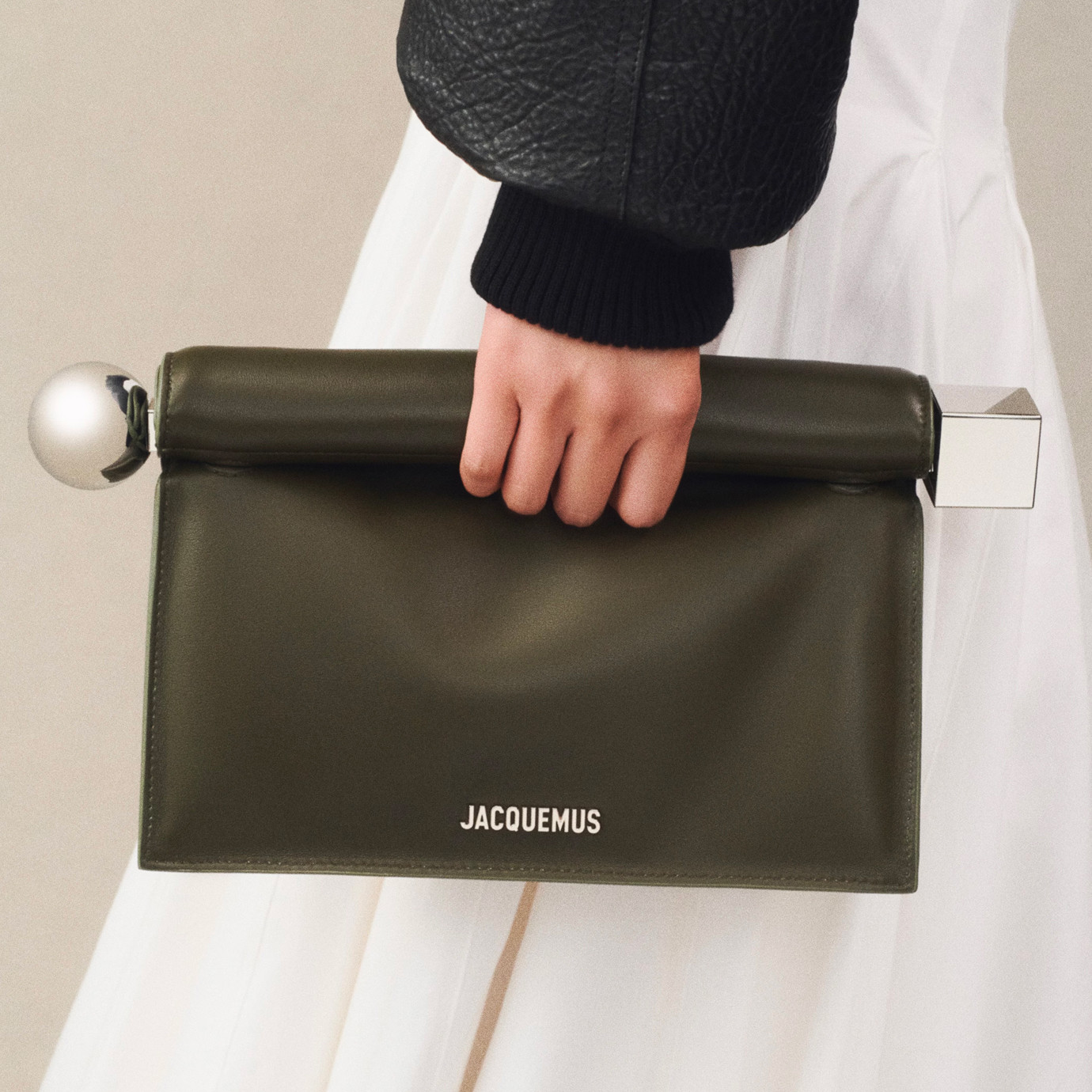 Visuel 5 : Collection Jacquemus | La pochette Rond Carré en cuir kaki| Boutique de sac de luxe Parenthese Bordeaux
