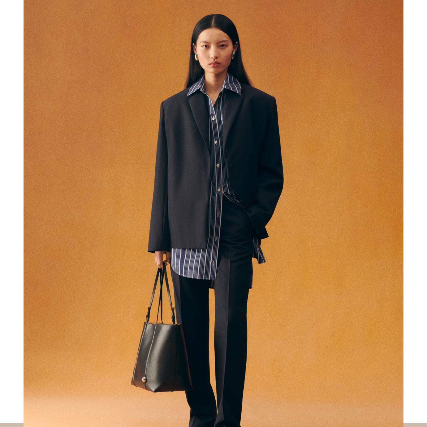 Visuel 3 : Jacquemus | Sac Cabas Le Marino en cur noir| Boutique Parenthese Bordeaux