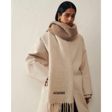 Visuel 3 : Collection Jacquemus Bordeaux | L'écharpe Moisson beige| Boutique Parenthese