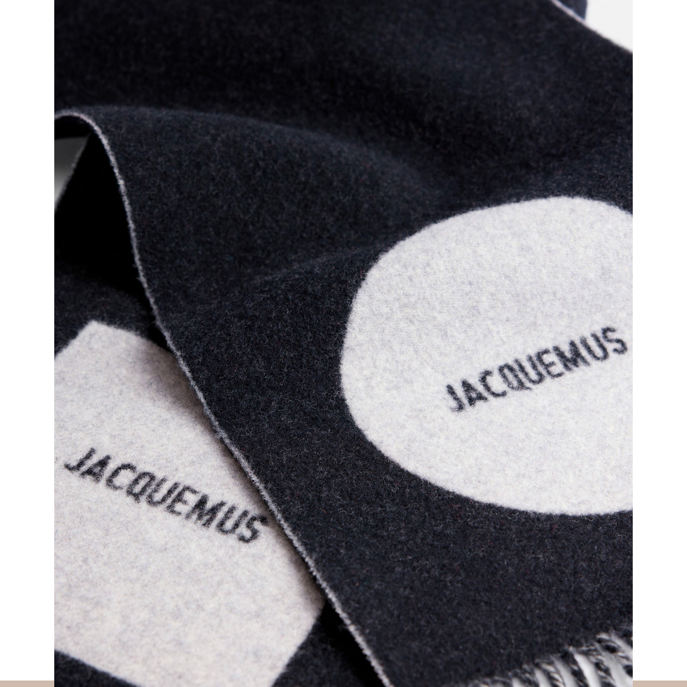 Visuel 2 : Collection Jacquemus Bordeaux | Echarpe Rond Carré Noir | Accessoires de Luxe Parenthese Bordeaux