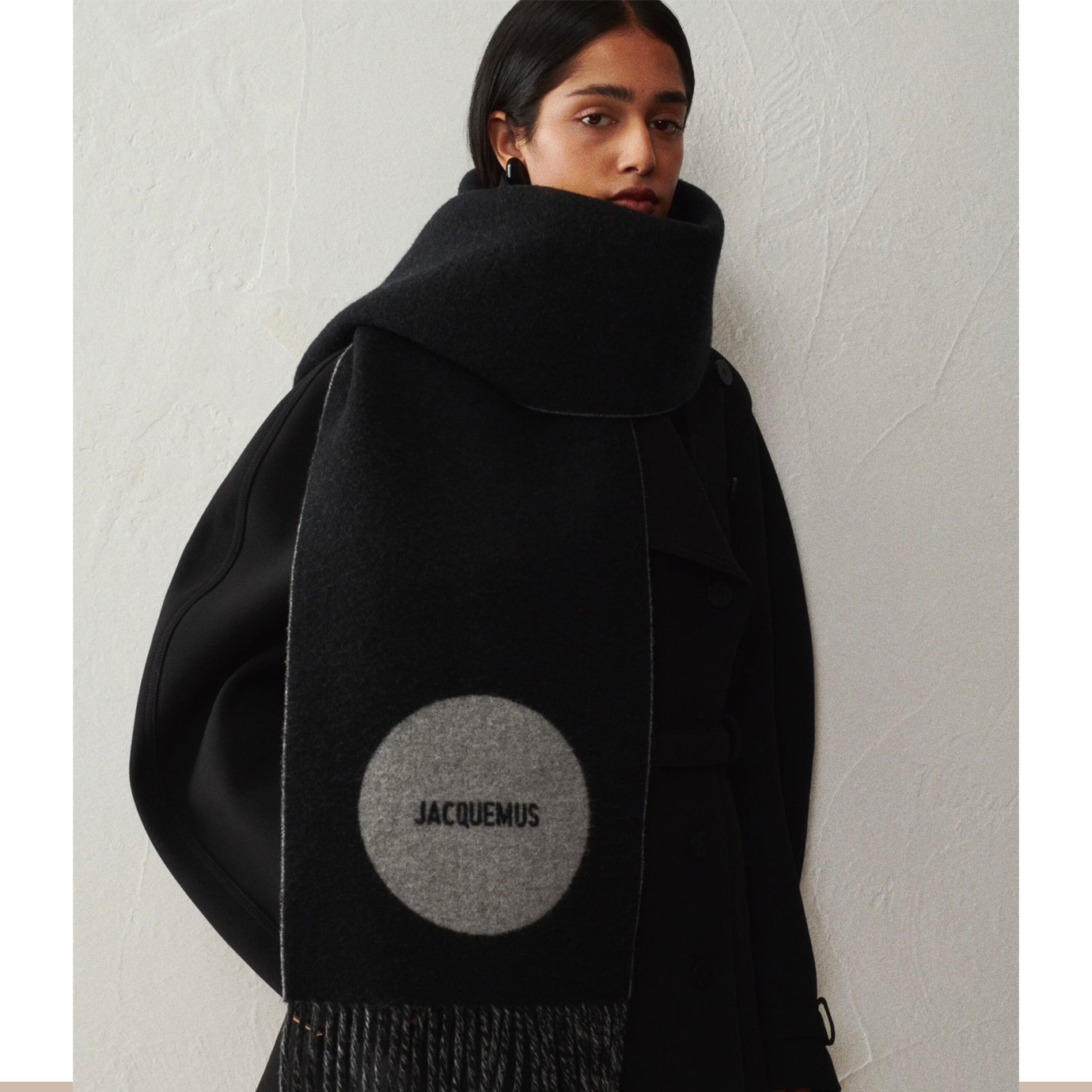 Visuel 3 : Collection Jacquemus Bordeaux | Echarpe Rond Carré Noir | Accessoires de Luxe Parenthese Bordeaux