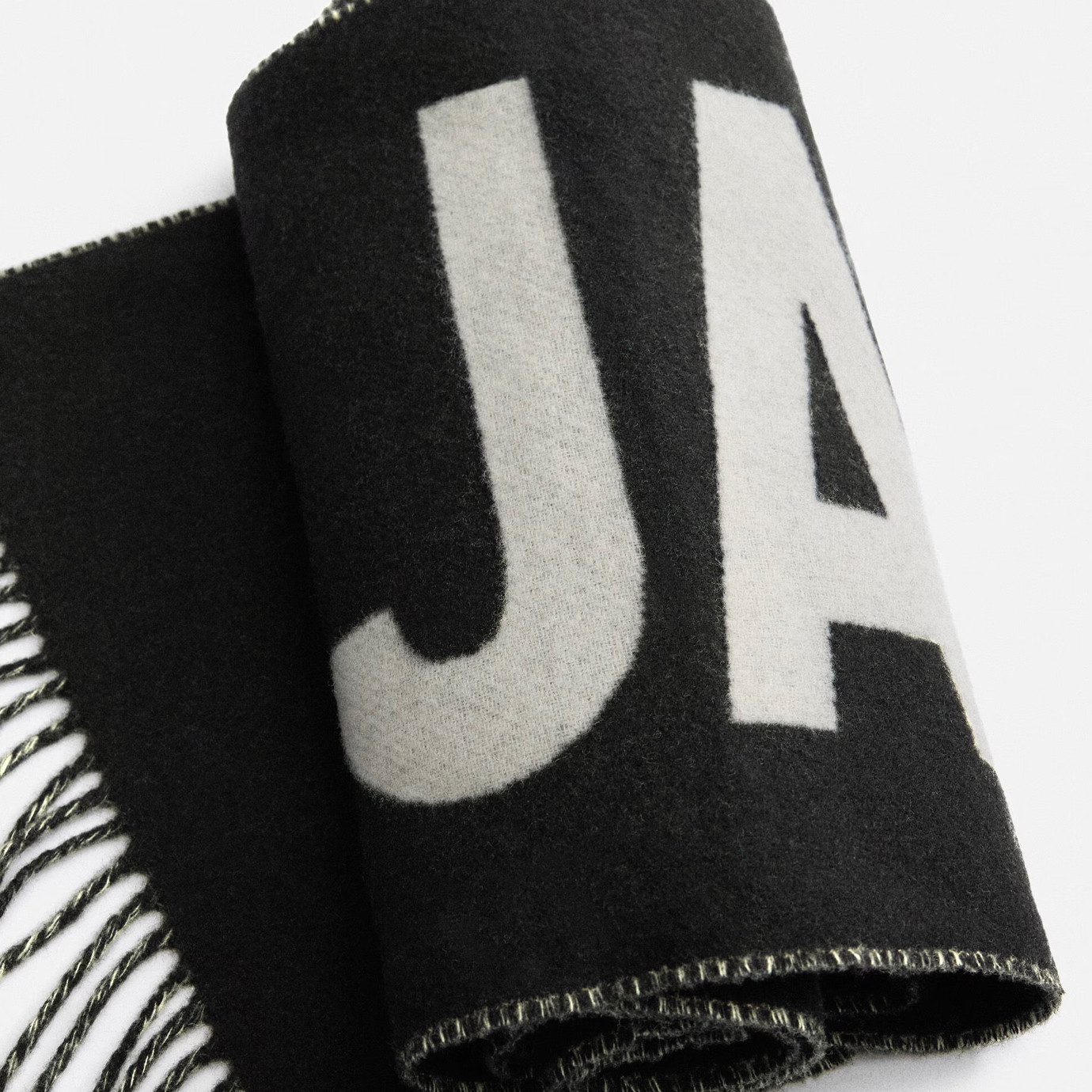 Visuel 2 : Jacquemus | L'écharpe Jacquemus Noir | Boutique Parenthese Bordeaux
