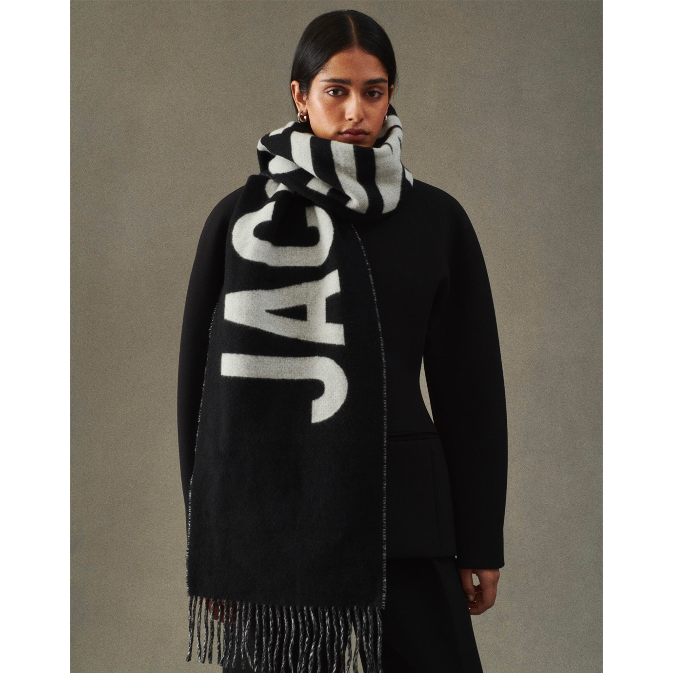 Visuel 3 : Jacquemus | L'écharpe Jacquemus Noir | Boutique Parenthese Bordeaux