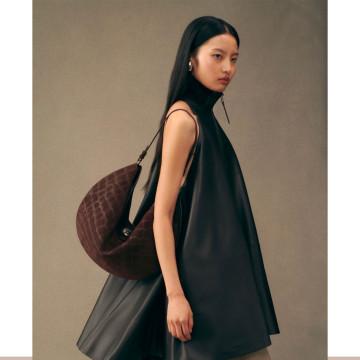 Visuel 6 : Collection Jacquemus| Le sac Ovalo en veau velours marron imprimé croco | Boutique Parenthese Bordeaux