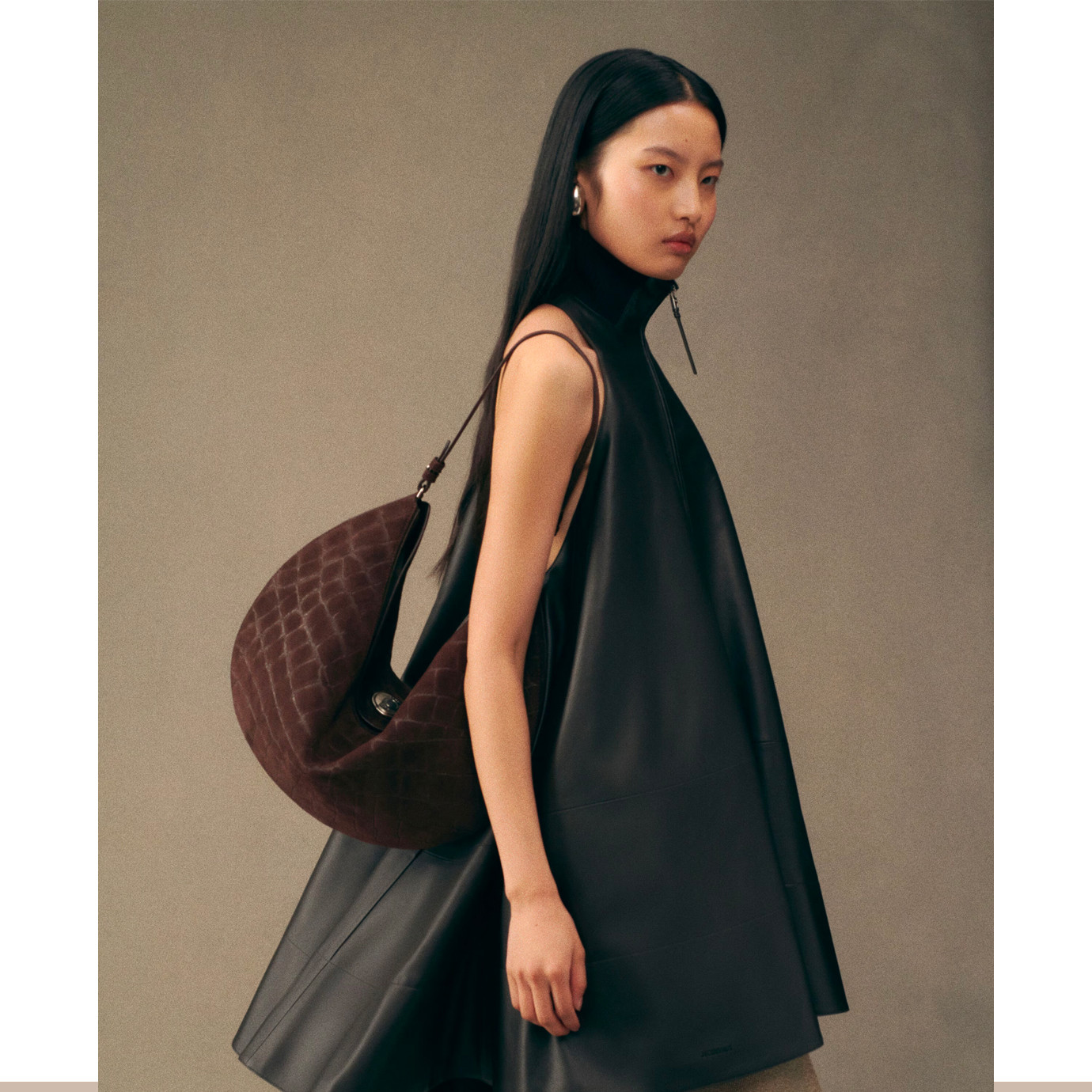 Visuel 6 : Collection Jacquemus| Le sac Ovalo en veau velours marron imprimé croco | Boutique Parenthese Bordeaux