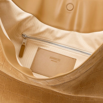 Visuel 4 : Collection Jacquemus| Le sac Ovalo en veau velours camel imprimé croco | Boutique Parenthese Bordeaux