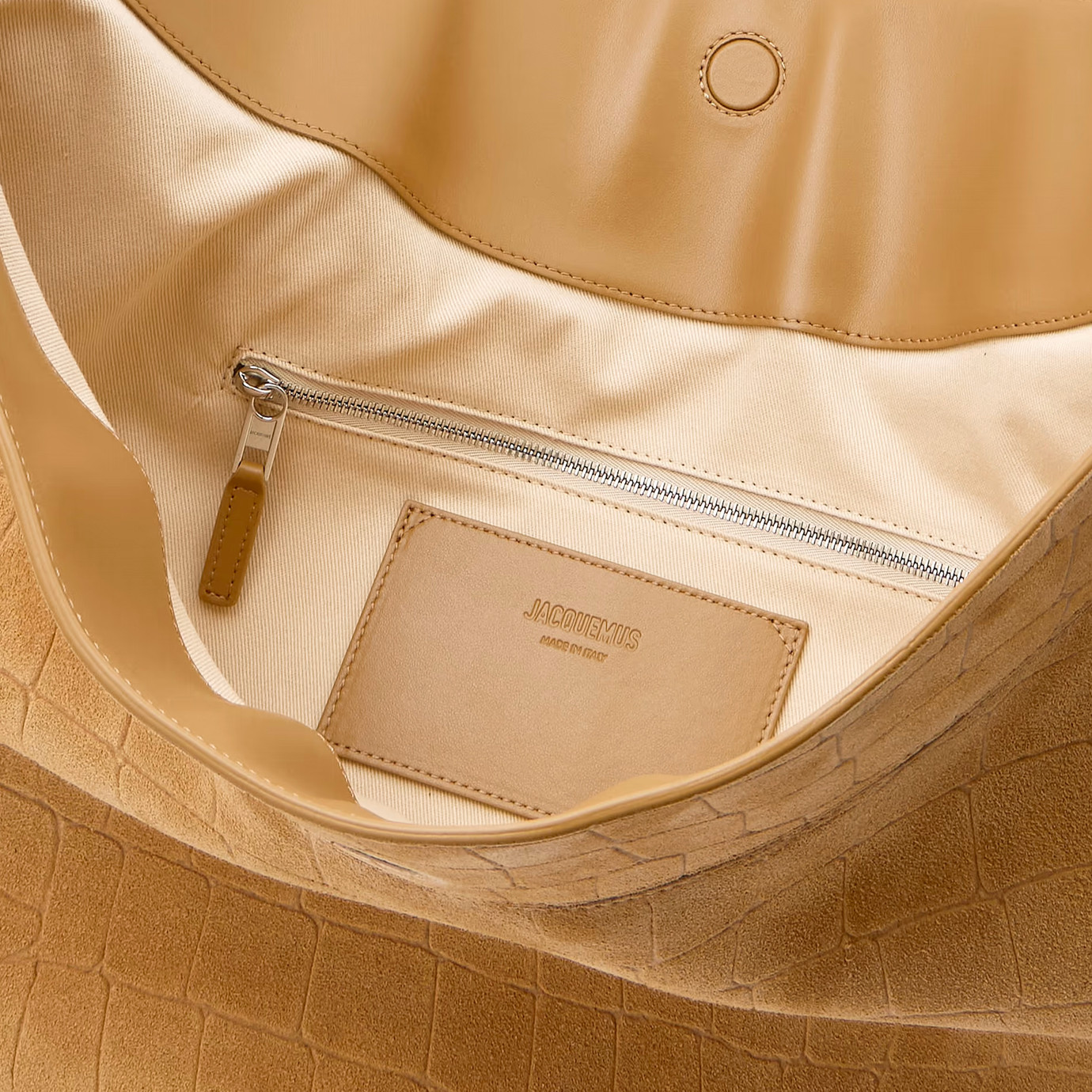 Visuel 4 : Collection Jacquemus| Le sac Ovalo en veau velours camel imprimé croco | Boutique Parenthese Bordeaux