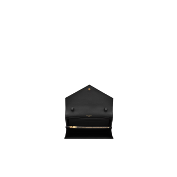 Visuel 5 : Saint Laurent | Pochette Chain Wallet Cassandre en cuir grainé noir et or | Boutique Parenthese