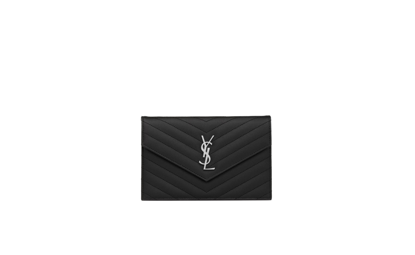 Visuel 1 : Saint Laurent | Pochette Chain Wallet Cassandre en cuir grainé noir et argent | Boutique Parenthese