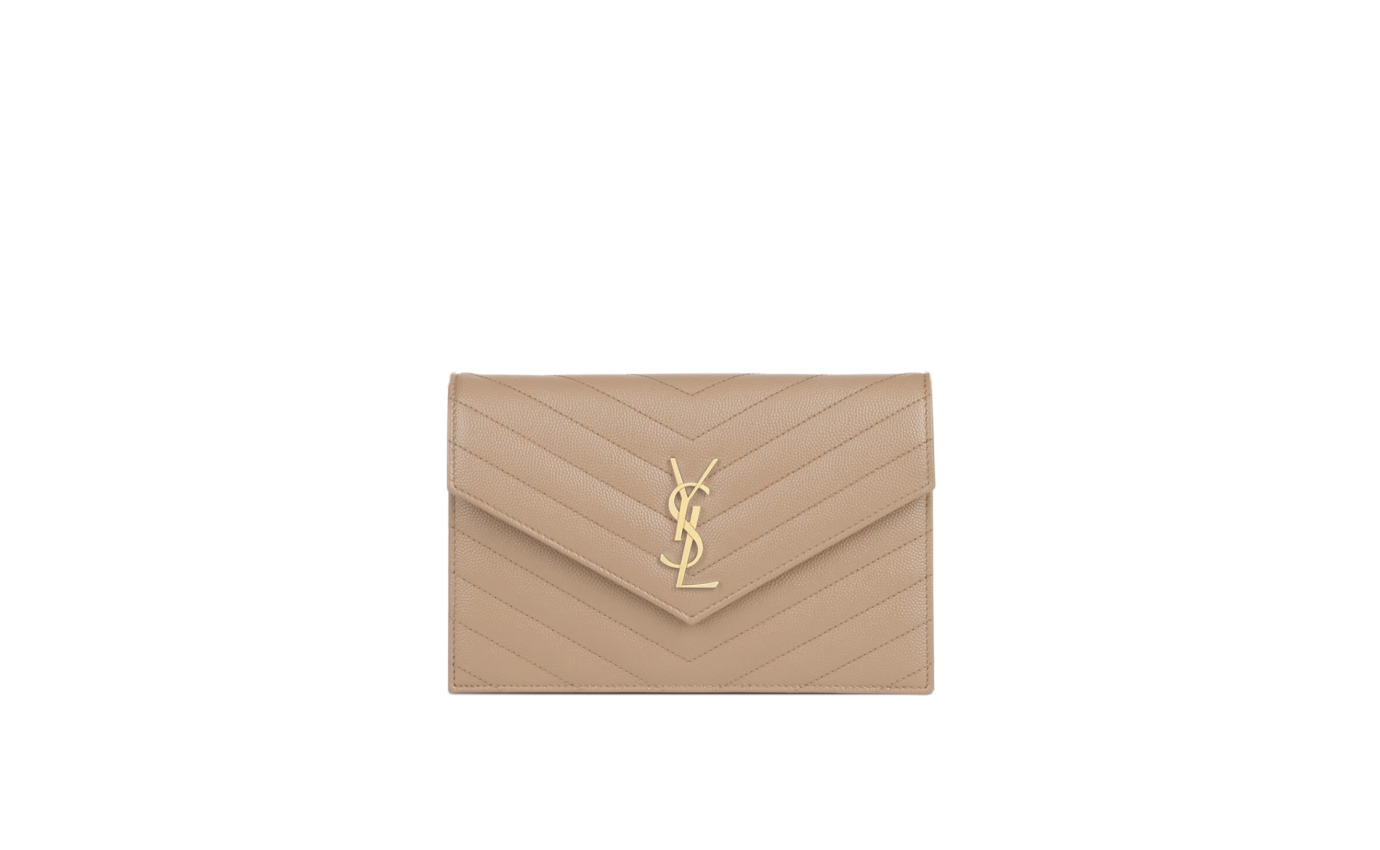 Visuel 1 : Saint Laurent | Pochette Chain Wallet Cassandre en cuir grainé dark beige et doré | Boutique Parenthese Bordeaux