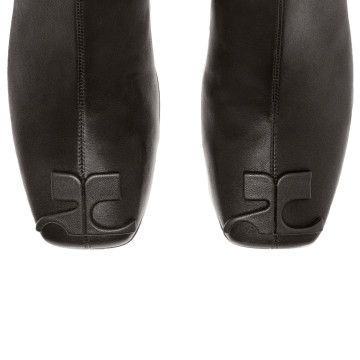 Visuel 4 : Collection Courrèges Bordeaux | Boots Réédition en cuir stretch noir| Boutique Parenthese