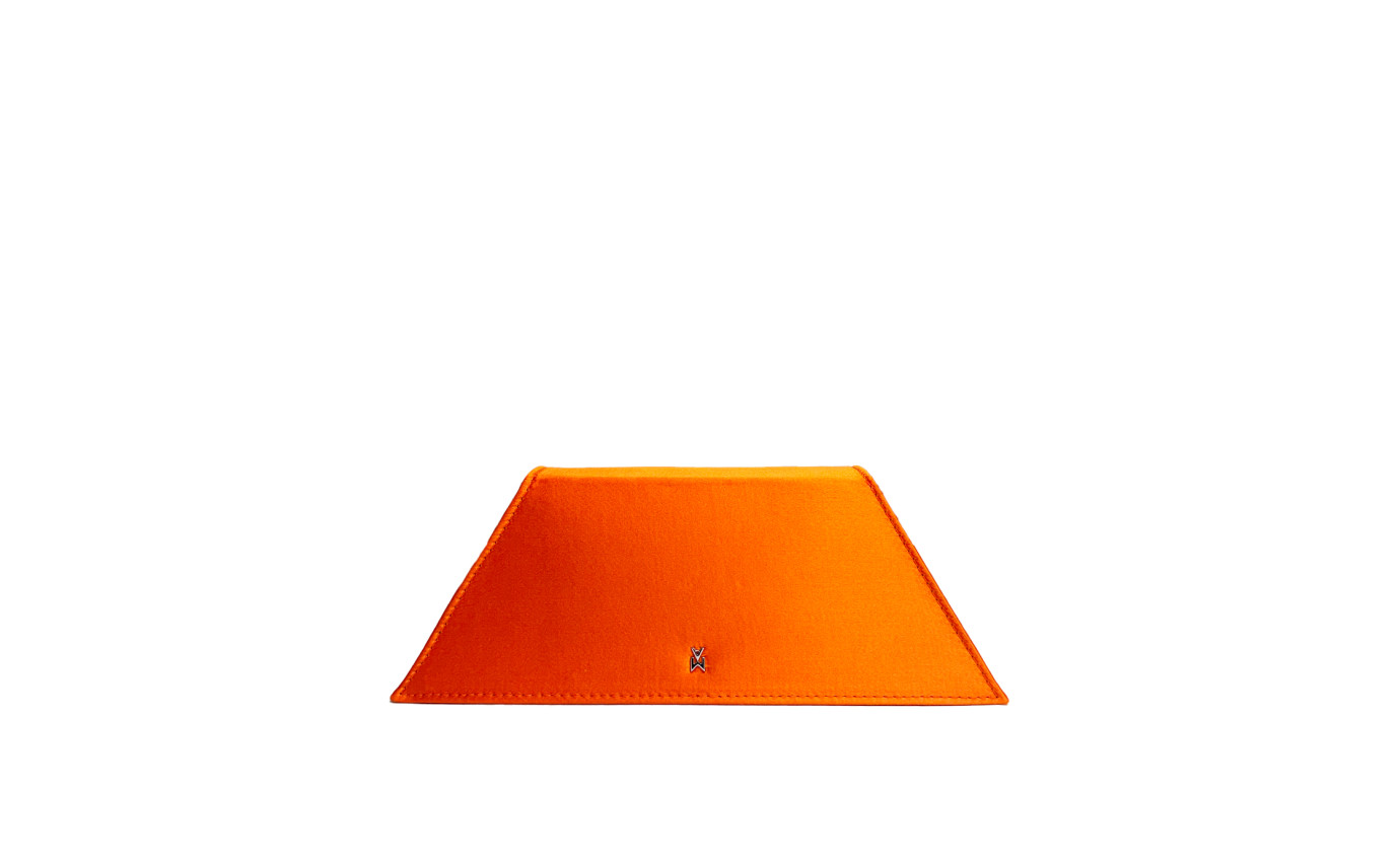 Visuel 1 : Collection Amina Muaddi Bordeaux | Pochette Superamini Yigit satin orange| Boutique de sacs de Luxe Parenthese