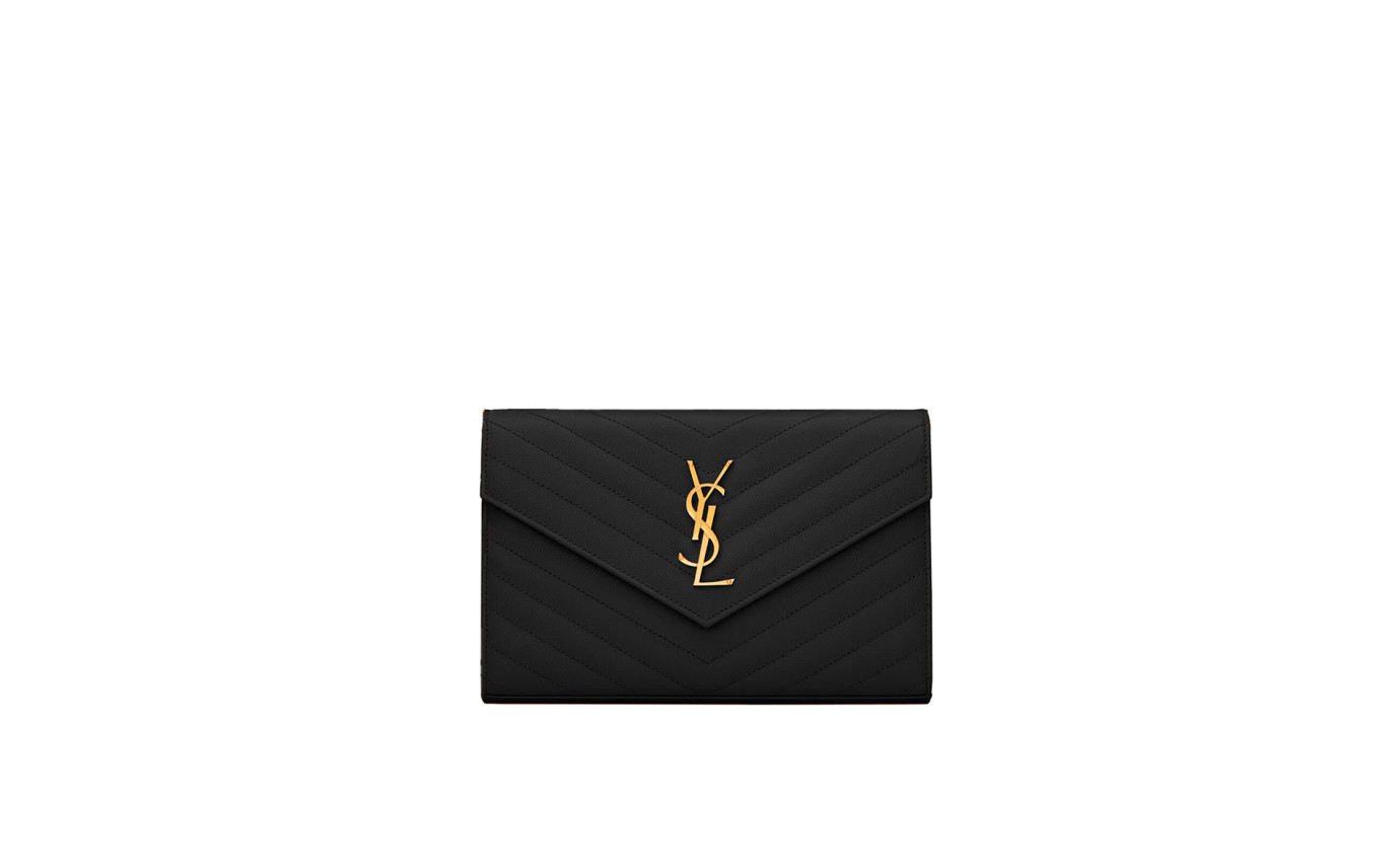 Visuel 1 : Saint Laurent | Pochette Chain Wallet Cassandre en cuir grainé noir et or | Boutique Parenthese