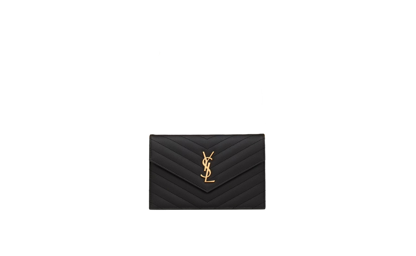 Visuel 1 : Saint Laurent | Pochette Chain Wallet Cassandre small en cuir grainé noir et or | Boutique Parenthese