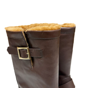 Visuel 4 : Collection Jimmy Choo Bordeaux | Boots Biker en cuir marron et shearling| Chaussures de luxe Parenthese Bordeaux