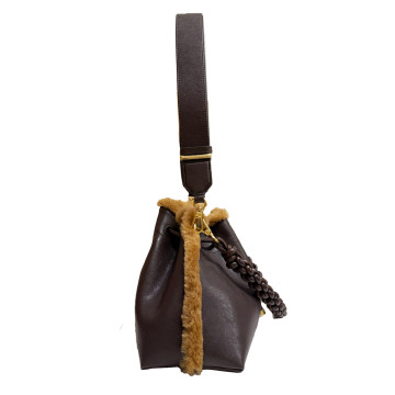 Visuel 3 : Collection Jimmy Choo Bordeaux | Sac Cinch Medium shearling chocolate| Sacs de luxe Parenthese Bordeaux