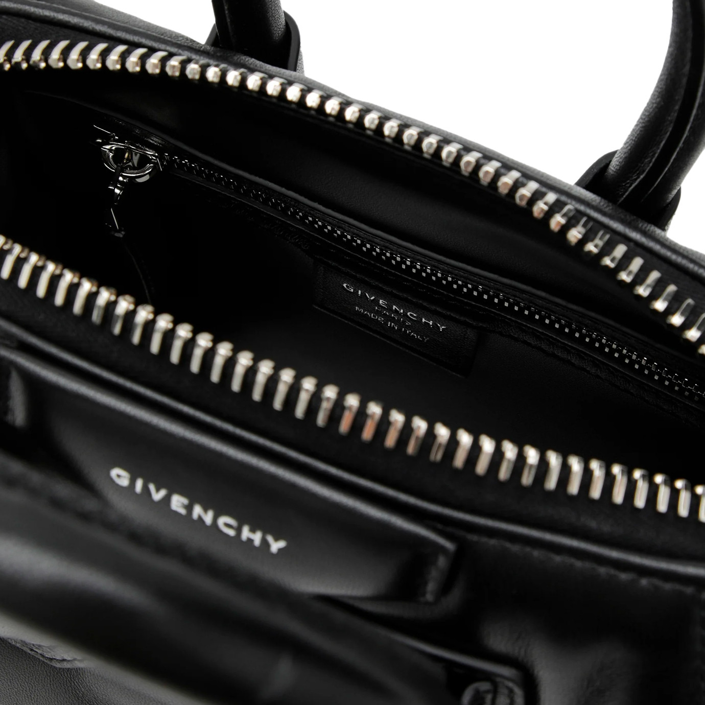 Visuel 4 : Collection Givenchy Bordeaux | Sac Antigona Antigona bomber mini | Boutique Parenthese Bordeaux